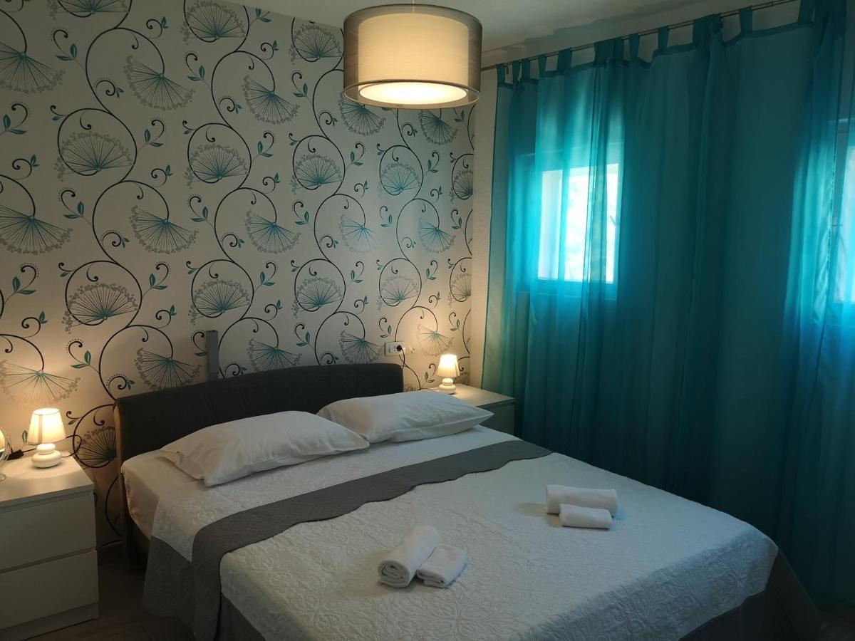 Villa Mala Kuca Ispod Borova Primošten Exterior foto